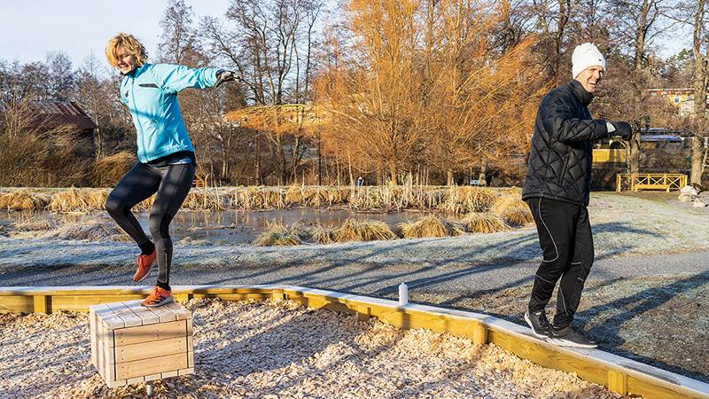 två personer gör balansövningar vid gymet i Gudö park