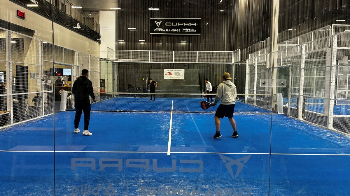 Några ungdomar på en padelbana