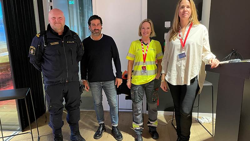 Niklas Alnered, kommunpolis, Anen Makboul, brottsförebyggande samordnare på enheten för trygghet och säkerhet, Madeleine Rip, Senior Manager QESH och Lisa Wahlström, kommunikations- och hållbarhetsdirektör, Coca-Cola Europacific Partners. Niklas Alnered, kommunpolis, Anen Makboul, brottsförebyggande samordnare på enheten för trygghet och säkerhet och Madeleine Rip, Senior Manager QESH och Lisa Wahlström, kommunikations- och hållbarhetsdirektör, Coca-Cola Europacific Partners.