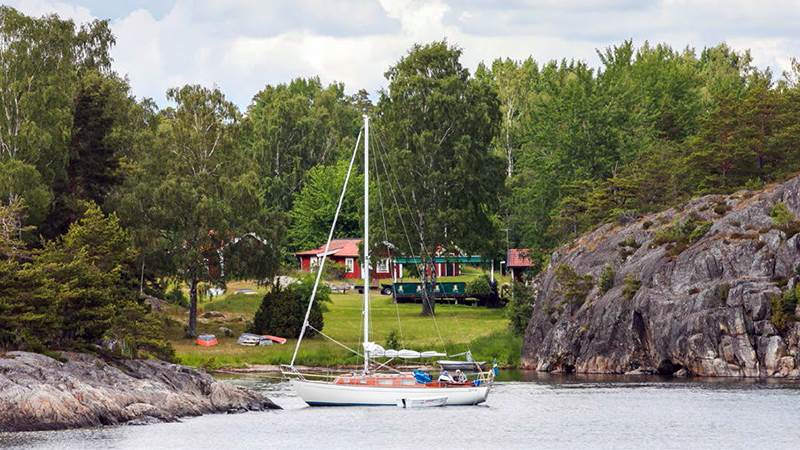 Segelbåt ligger vid en vik