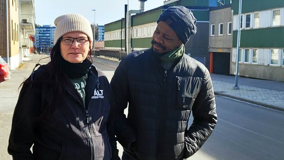 Petra Johansson och Nedson N'Dele arbetar som ungdomslotsar i Jordbro. Nedson N'Dele och Petra Johansson utomhus i Jordbro.