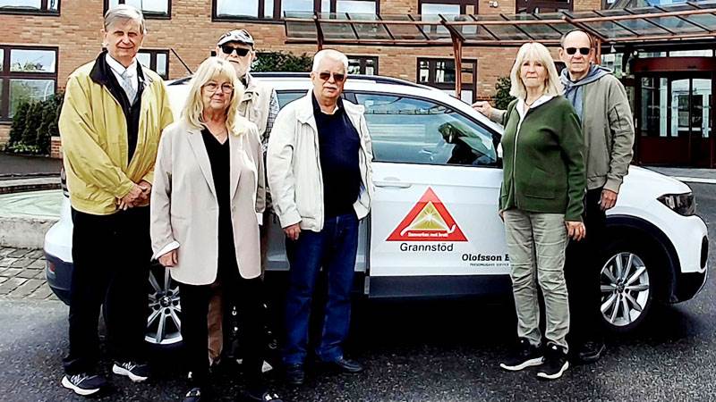 Representanter från Grannstöd Haninge. Från vänster: Ivan Ericson, Carina Karlström Åkerlund, Arno Elmberg, Göran Blomqvist, Inger Vestlund och Claes Sperling. Representanter från Grannstöd Haninge som står framför grannstödsbilen.