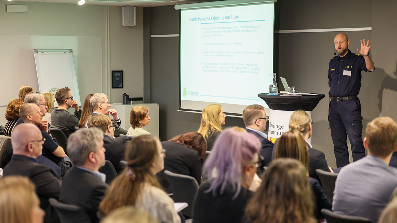 Polis föreläser