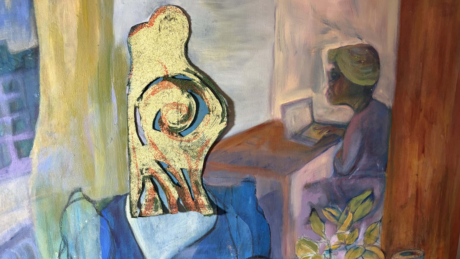 Abstrakt skulpturlik figur i förgrunden framför en färgstark målning där en person sitter vid ett skrivbord och arbetar vid en bärbar dator.