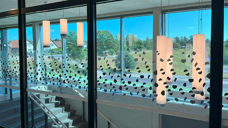 Fönster ovanför ett trapphus.