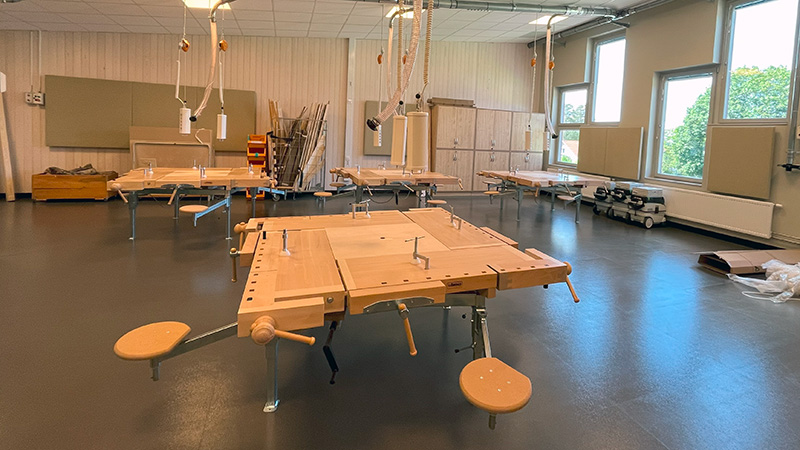 En arbetsbänk för träslöjd.
