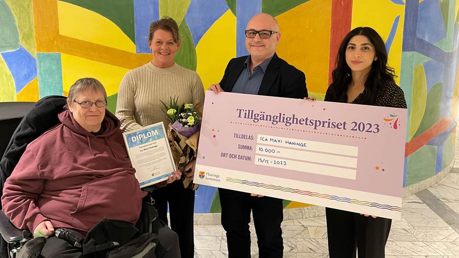 Från vänster i bild är det Madeleine Palmgren från funktionshindersråd, Cecilia Derwinger från Ica Maxi, Sedat Dogru ordförande funktionshinderrådet och Sibel Yalap från Ica Maxi.