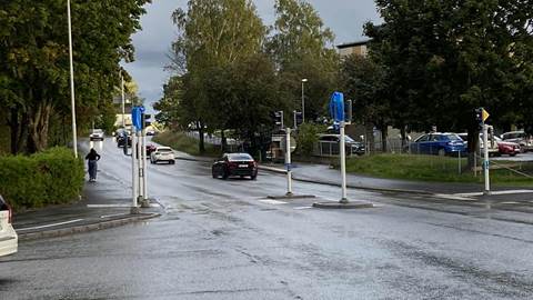 Bilar som passerar korsning med nedsläckta trafikljus