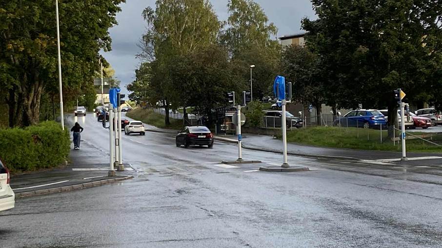 Nedsläckta trafikljus i korsningen Dalarövägen-Vendelsövägen Bilar som passerar korsning med nedsläckta trafikljus