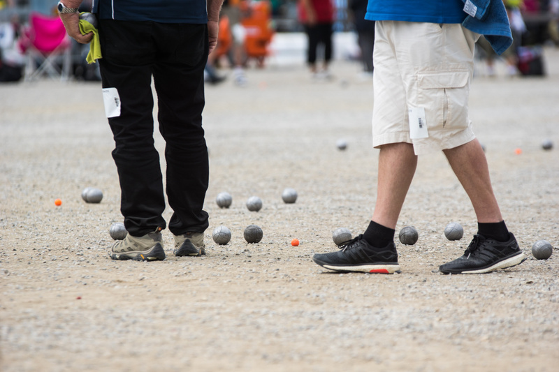 Två personer på en boulebana