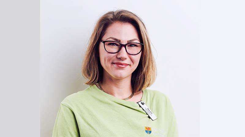 - Jag behövs på jobbet. Därför har jag vaccinerat mig mot covid-19. Gör det du också! Karolin Björnö, undersköterska på Brandbergens hemtjänst. Porträttbild på en undersköterska i arbetskläder