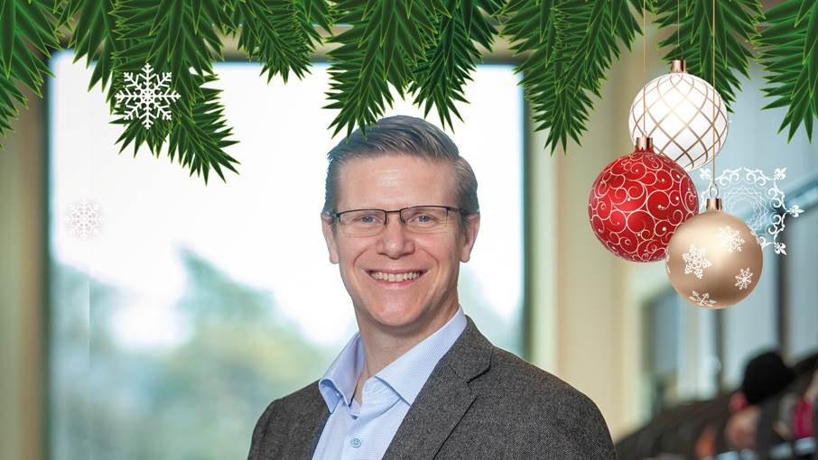 Utbildningsdirektör Henrik Lindh. Porträttbild på Henrik Lindh med illustrationer runt i form av granris och julkulor.