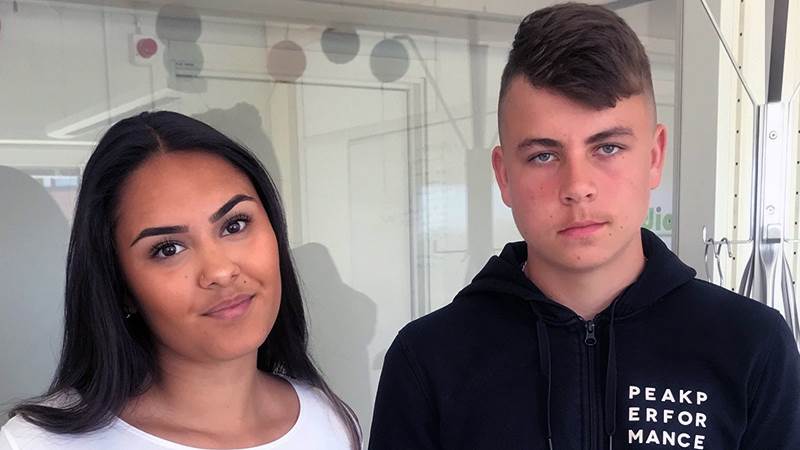 Leona Sundberg och Jacob Hane gör sin feriepraktik hos Kommunikations- och marknadsföringsenheten Leona och Jacob, två av kommunens feriepraktikanter