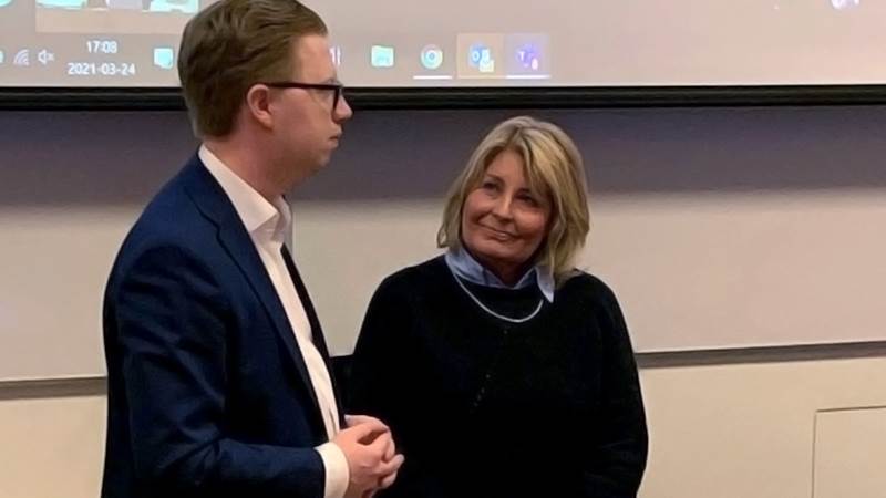 Äldrenämndens ordförande Martin Strömvall tackar Eva Backlund under äldrenämndens sammanträde. Äldrenämndens ordförande Martin Strömvall tackar Eva Backlund.