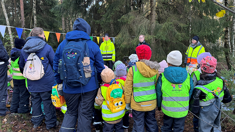 Samling med barn i reflexvästar  i skogen
