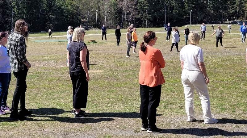 KSF:s brännbollsyra maj 2023 PErsoner som spelar Brännboll vid Rudan friluftsområde