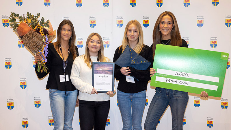 Årets UF-företag 2024: Denim Case UF. Linea Simic, Matilda Svärd, Filippa Hennies, Jennifer Kits och Leia Aliaga Fredrika Bremergymnasiet.