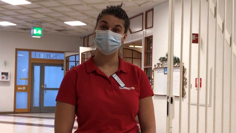 Michaela Lundgren, underläkare VaccinDirekt. Kvinna med munskydd intervjuas.