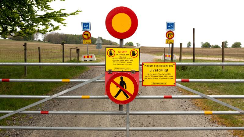 Att ignorera skyltarna och att beträda något av Försvarsmaktens övningsområden under pågående övning är förenat med livsfara. Skjutfält