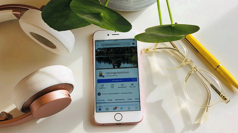 Telefon som visar Haninge kommuns Facebook med attribut