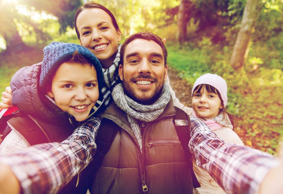 Familj som tar en selfie i skogen.