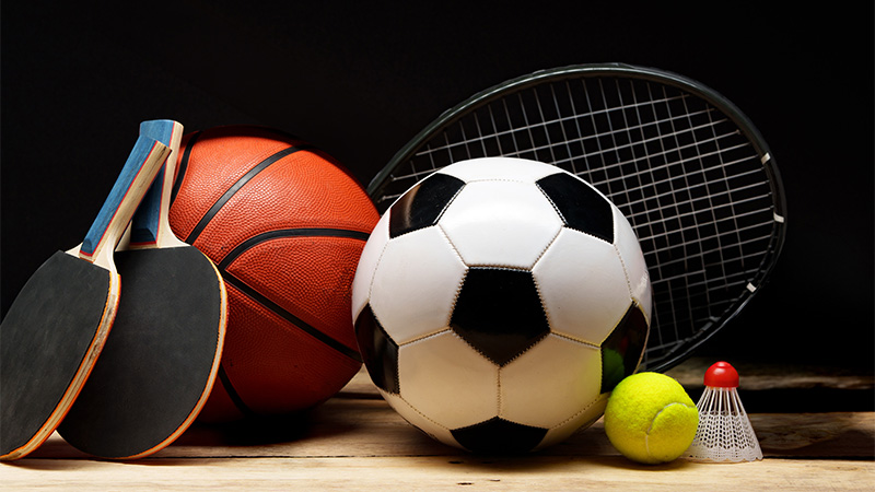 Pingisracket, fotboll, basketboll och badmintonracket med boll.
