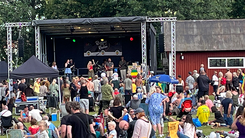 folksamling på Reggeafestivalen på Rudan.