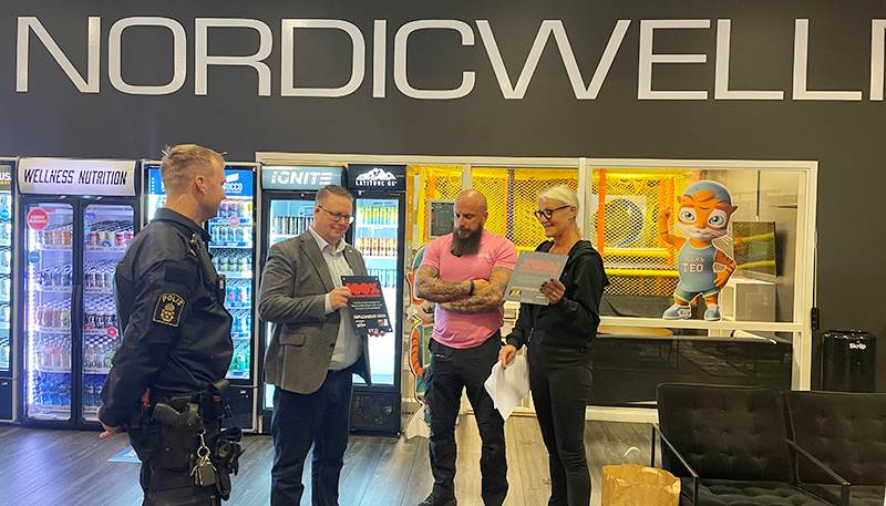 Kommunalråd Jens Davidson (KD), räcker över diplomet till Kim Lindhe på Nordic Wellness Port 73.  Diplomering till Nordic Wellness Port 73.