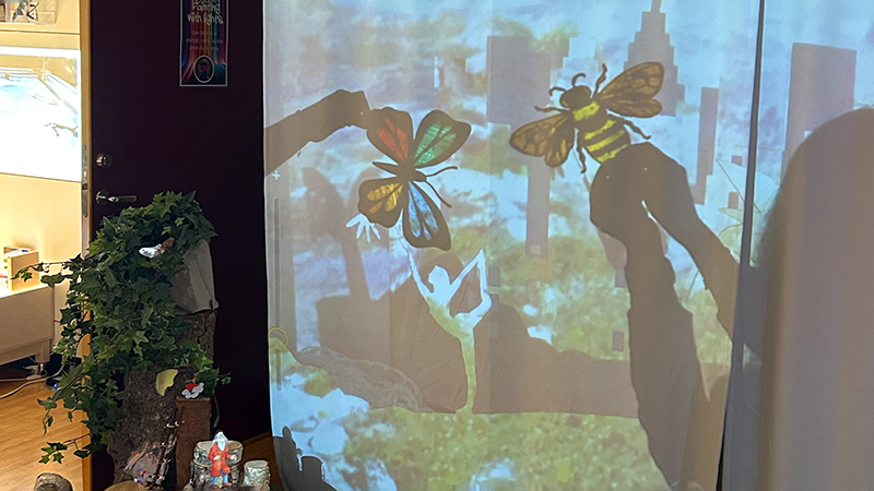 En fjäril och en geting projiceras på en vägg