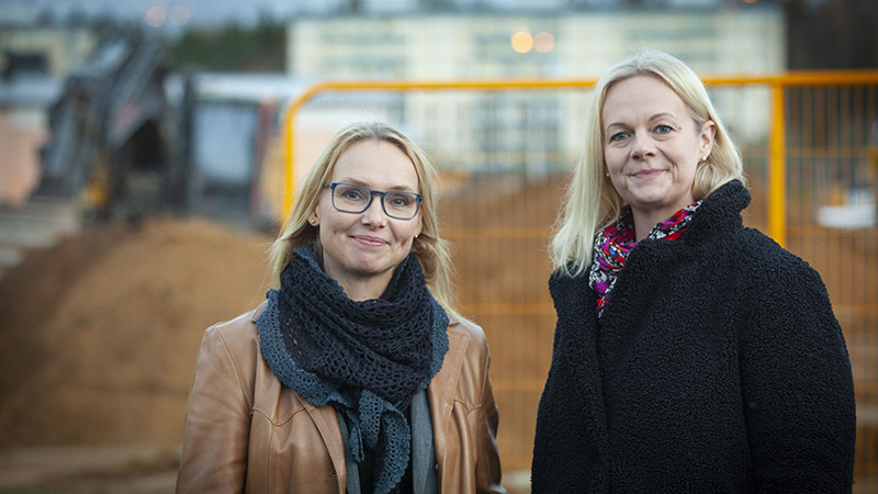 Anna W Haapaniemi, stadsbyggnadsdirektör, Haninge kommun och Caroline Thunström, mark- och exploateringschef, Haninge kommun på en byggarbetsplats