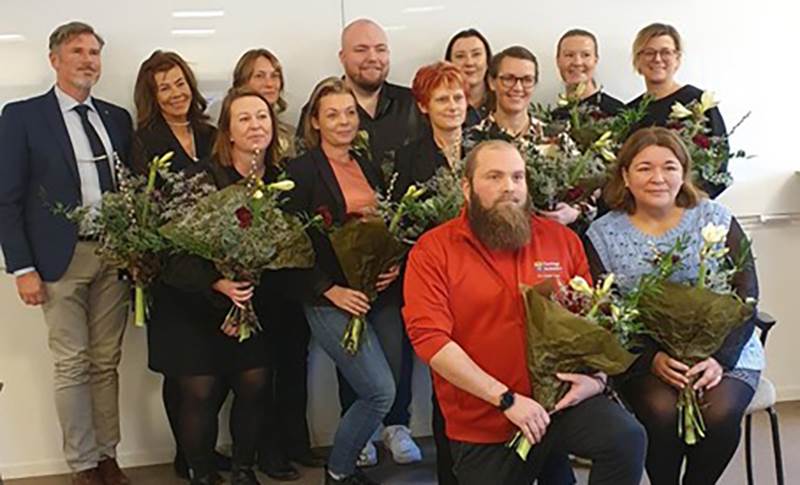 Deltagarna på ledarskapsutbildningen 2023 fick diplom av kommunstyrelsens ordförande Sven Gustafsson. Grupp människor i klassrum.