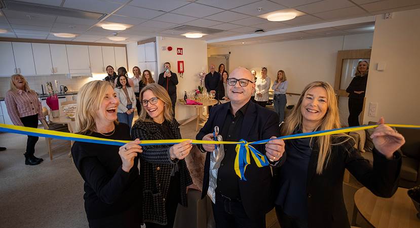 Lillgården invigs av social och äldreförvaltningsdirektör Lotta Wigen, verksamhetschef Susanne Spångberg, Sedat Dogru, socialnämndens ordförande och Anna Sörman verksamhetsområdeschef. Fyra personer klipper band på en invigning.