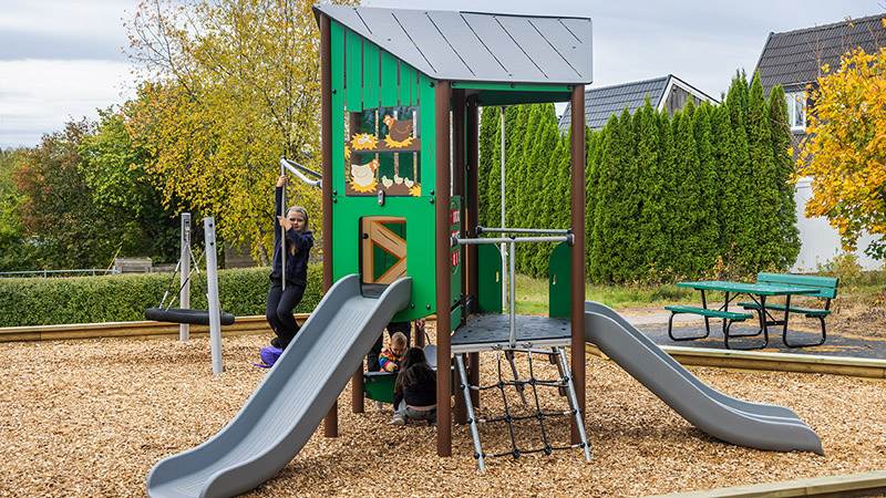 Grön klätterställning med rutschkana