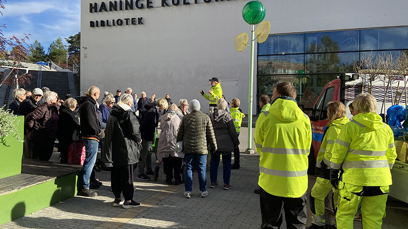Folk samlade på ett torg