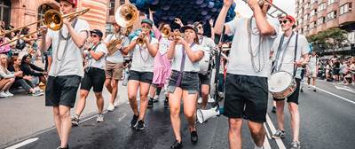 Storstan Street Brass i en parad.