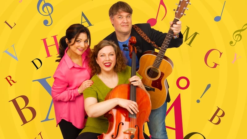 Tre personer poserar med cello och gitarr mot en gul bakgrund med färgglada bokstäver och musiknoter.