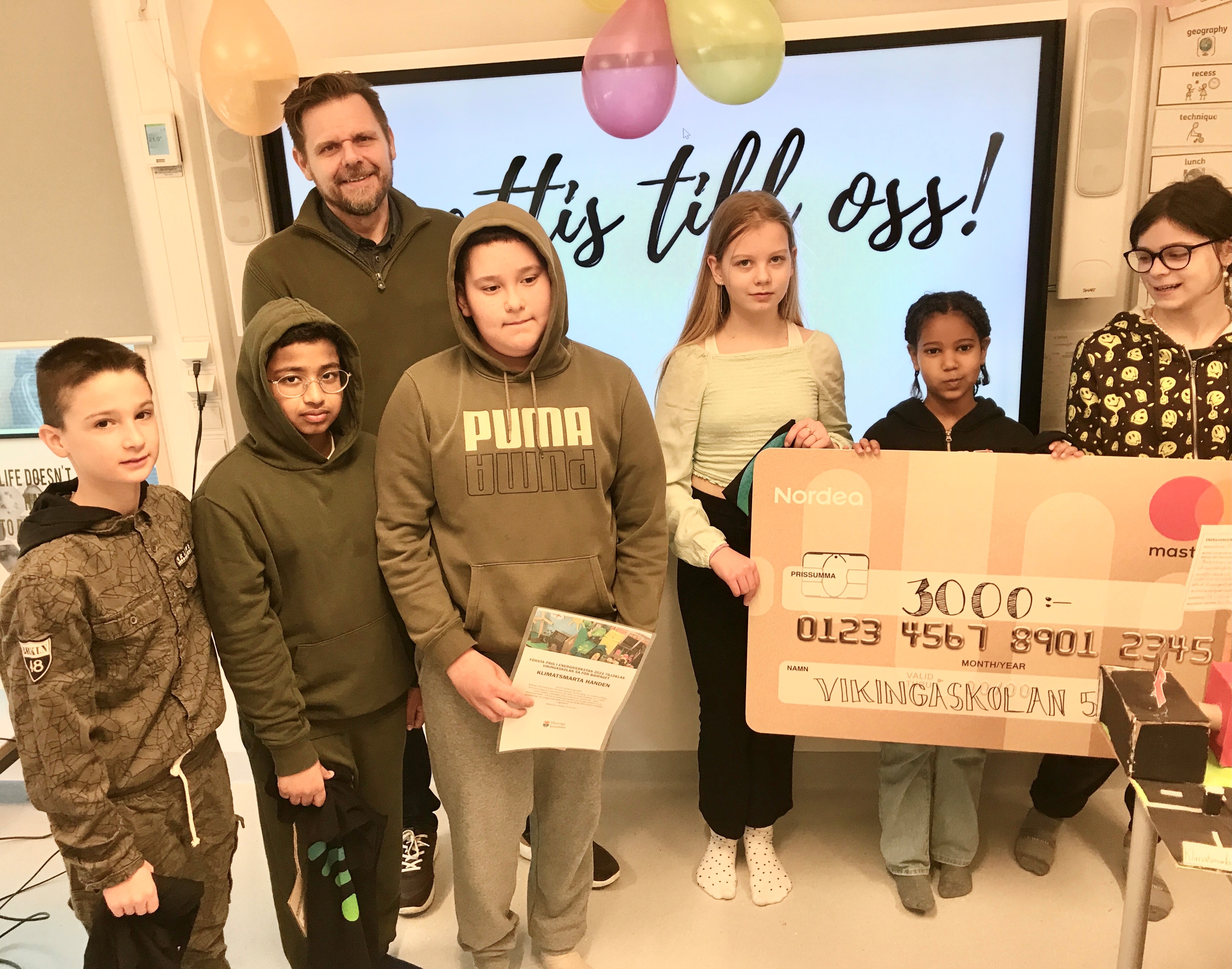 Doruk Kabilev, Joel Perera, Abdiel Lemus, Alise Ezite, Yara Mohammed, Paulina Kobus (från vänster till höger) och Andrei Daniel Cornita (saknas på bilden) i klass 5A Vikingaskolan hade skapat vinnarmodellen Klimatsmarta Handen. Priset delades ut av Tobias Hammarberg, medlem i Energiverkstans jury och ordförande i grund- och förskolenämnen, Haninge kommun.