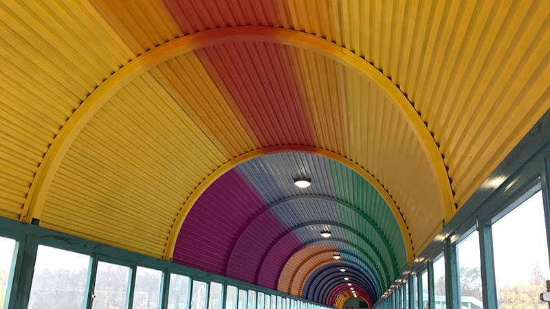 Tunneltaket i färgsprakande färger