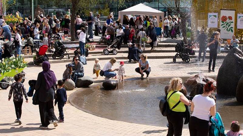 Underhåll av gator, parker och torg är viktigt för att alla invånare och företagare ska känna sig trygga i Haninge. Människor på Poseidons torg i Handen.