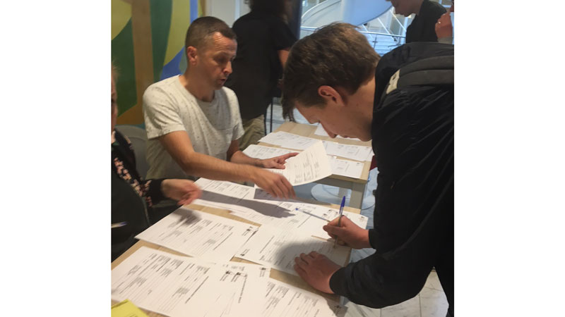 Kasper Rosén skriver under sitt anställningsavtal