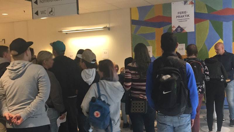 Unga feriepraktikanter väntar på att signera avtal äntar på att signera avtal