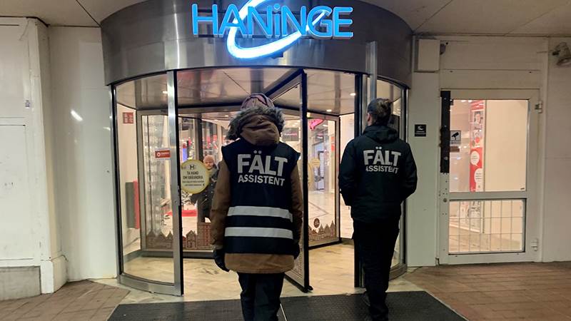 Två fältassistenter på väg i i Haninge centrum
