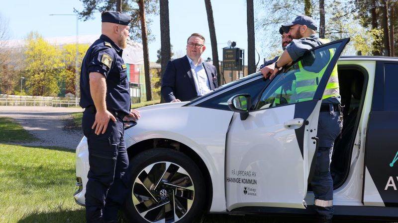 Kommunala ordningsvakter utanför Haninge kommunhus. Polis, ordningsvakter och politiker utanför kommunhus