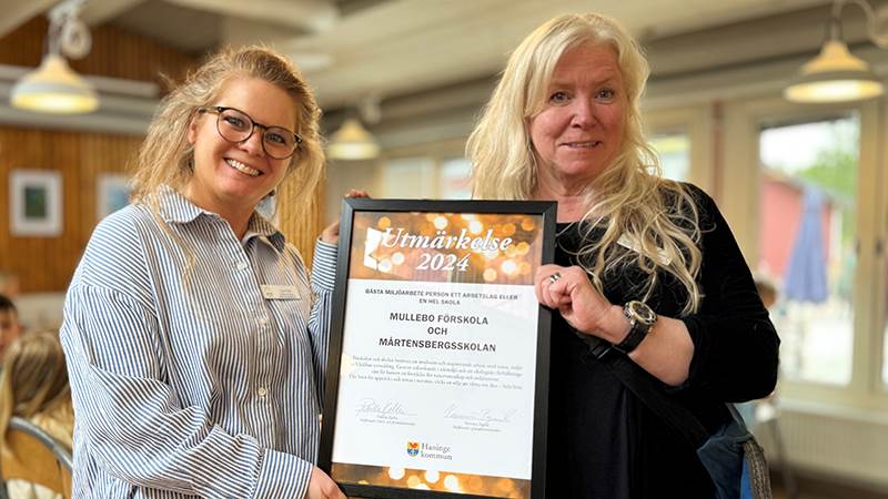 Mullebo Förskola och Mårtensbergsskolan hyllas för bästa miljöarbete för sitt medvetna och inspirerande arbete med natur, miljö och hållbar utveckling. Två kvinnor håller upp ett diplom