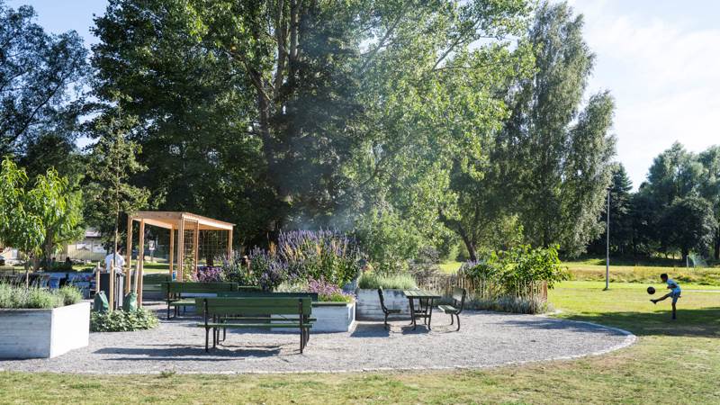 Sommardag i Jordbro.  Jordbro köksträdgården