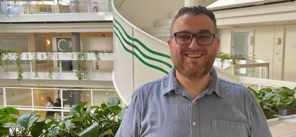 Michel Nader är biståndshandläggare och Månadens goda exempel inom SOF.
