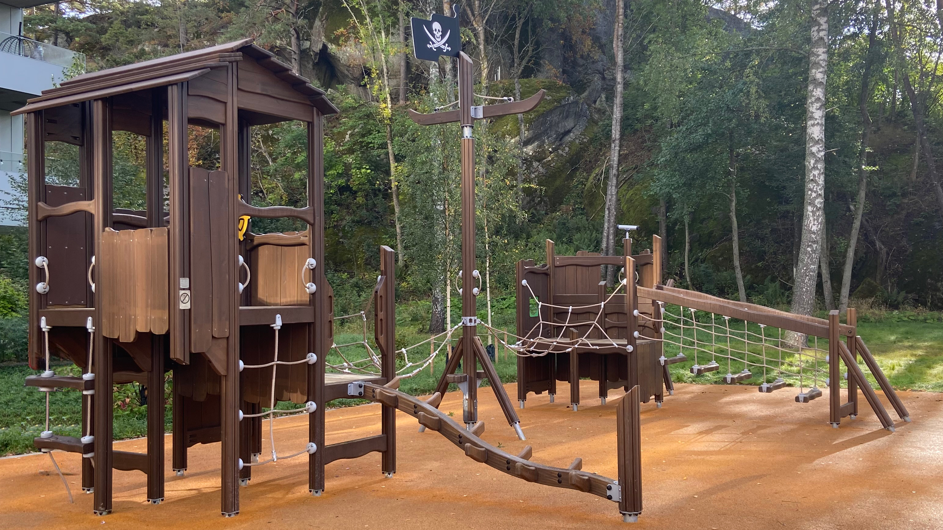 Klätterställning i form av ett lekskepp