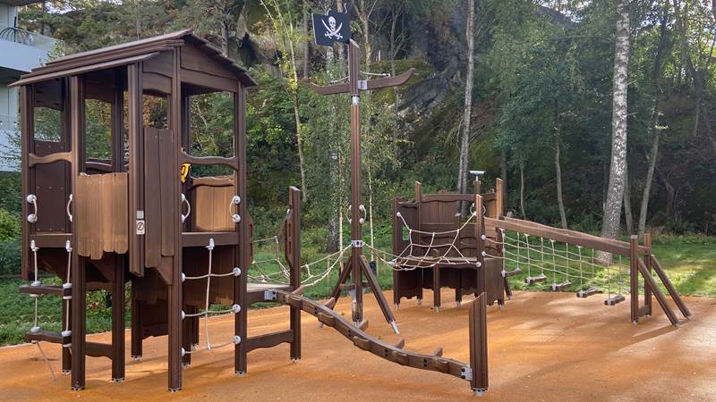 Klätterställning i form av ett lekskepp