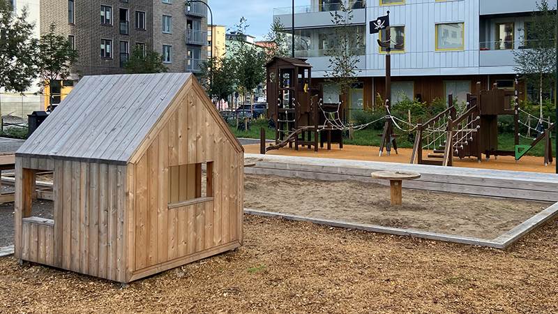 Lekhus med lekskeppet bakom