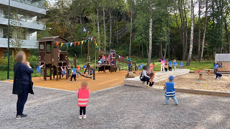 Barn som leker i klätterställning och i sandlåda